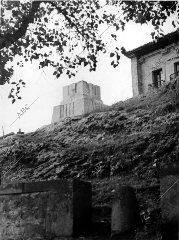 Monumento al sagrado corazón volado con Dinamita, al lado de un hidalgo solar