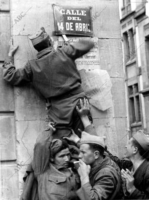 Un grupo de Soldados Nacionales Quitan la placa de una calle de Gijón Dedicada A...