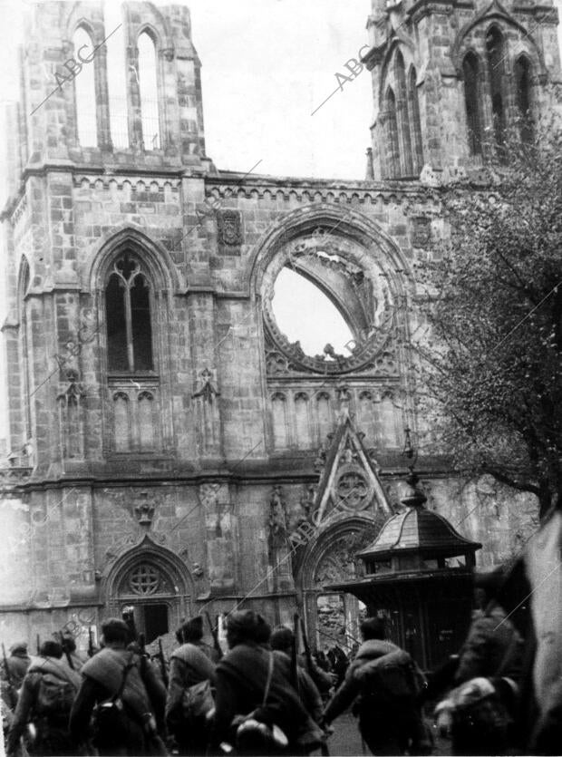 La iglesia de san Miguel, en Gijón, casi en Ruinas, cuando Entraron las Tropas...