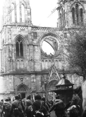 La iglesia de san Miguel, Ciega de sus Vidrieras Policromadas y muda de sus...