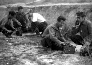 Tendido de Líneas Telefónicas, en el campo de Operaciones, por los Soldados de...