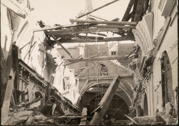 Interior de la iglesia de san Sebastián, Destruida por una bomba en un vuelo...