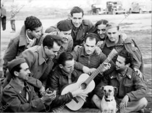 En un momento de Descanso, un soldado Da un concierto de guitarra A sus...