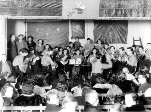 He aquí A la rondalla del círculo durante su Actuación