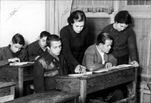 Una escuela de reeducación de Inválidos de la Guerra, Cuidados por Mujeres de la...