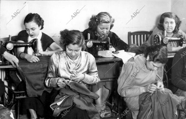 Mujeres Madrileñas Trabajando activamente en la confección de Prendas de abrigo...