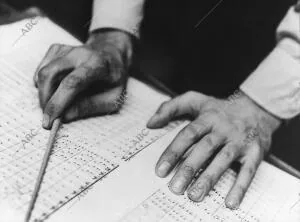 El mito del maestro Las manos de Argenta batuta y partitura en mano