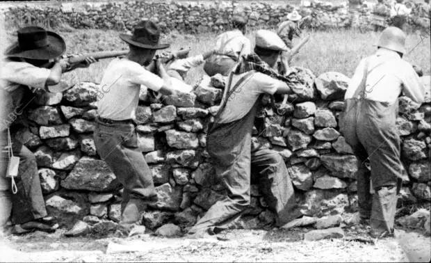 Una avanzadilla en pleno Combate, en las Afueras de Sarrión (Teruel), camino de...