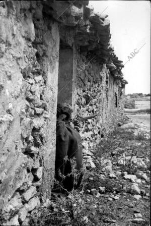 Un soldado Disparando A los Nacionales desde la puerta de una casa de mora de...