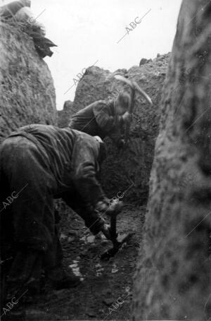 Fortificadores Trabajando con Picos y Palas