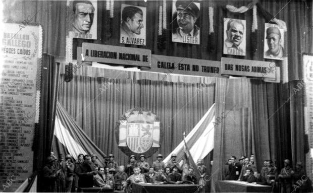 Acto de la entrega de la bandera a la II Brigada en el Teatro del Centro