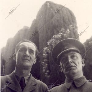 El general Walter con un Brigadista en 1938