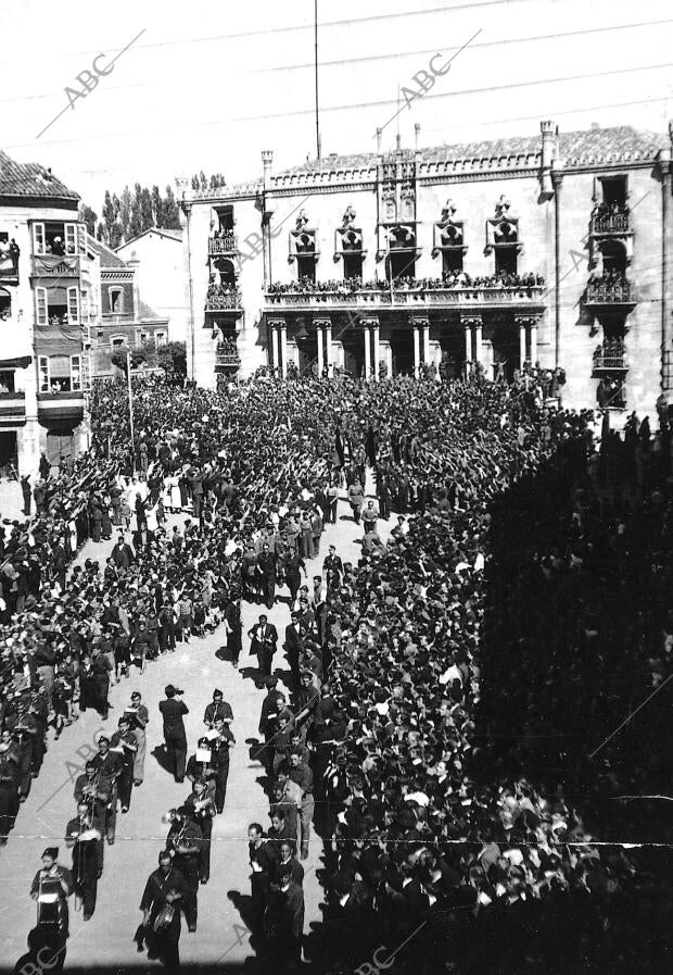 La capitanía general de Burgos, desde cuyo gran balcón se Notificó A España la...