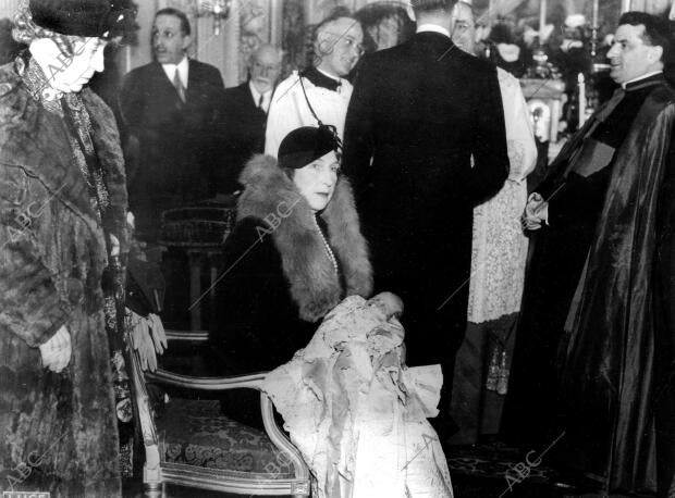 Bautizo del futuro Rey Juan Carlos I. La Reina Victoria Eugenia, con su ahijado...