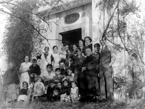 Grupo de Mujeres y Niños Evacuados de Madrid, A la puerta del edificio de...