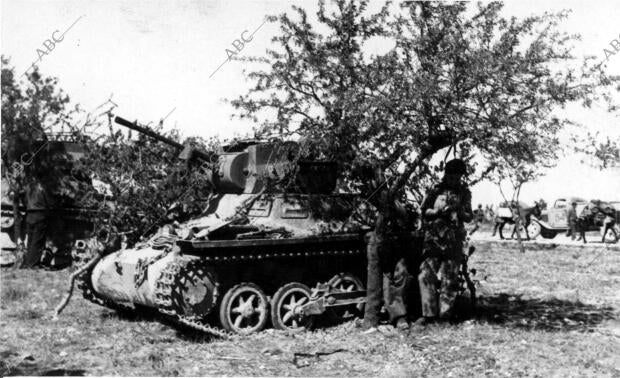 Tanques nacionales en el frente de Aragón, esperando el momento de entrar en...