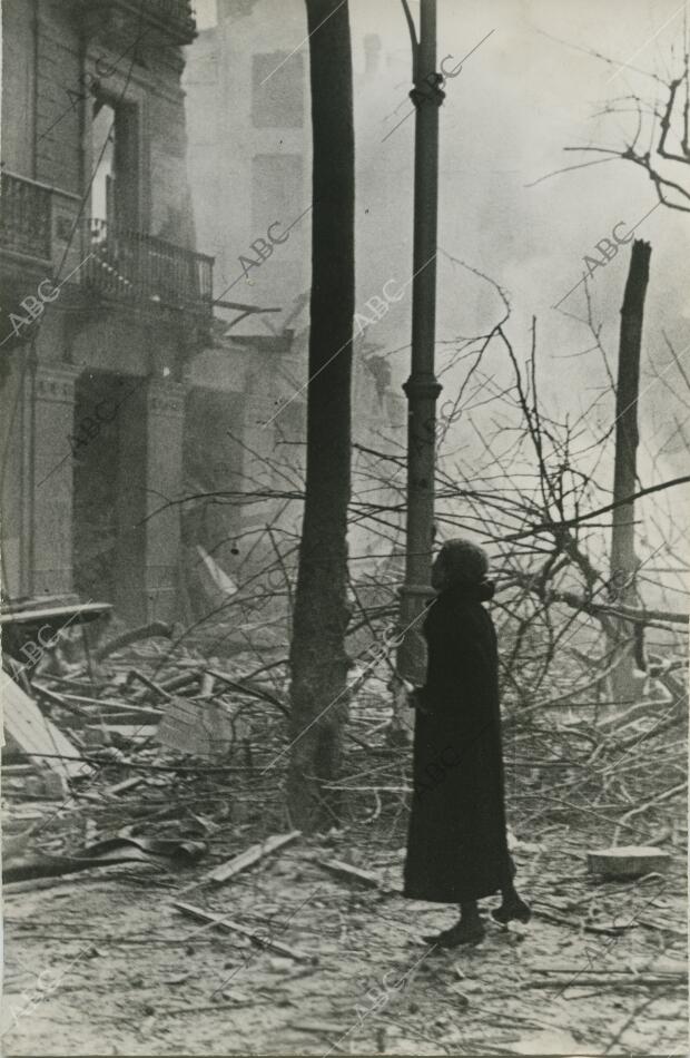 Edificios después de ser bombardeados por la aviación italo-alemana, la cual...