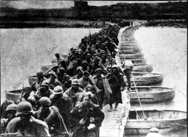 Las tropas de Yagüe y Barrón cruzando el río Ebro