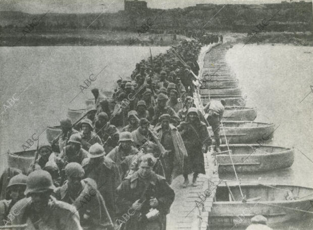 Las tropas de Yagüe y Barrón cruzando el río Ebro en Quinto