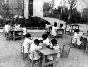 Clase al aire libre en una guardería infantil de Valencia