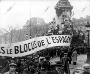 Manifestación en París A favor del envío de Armas A las Tropas Republicanas en...