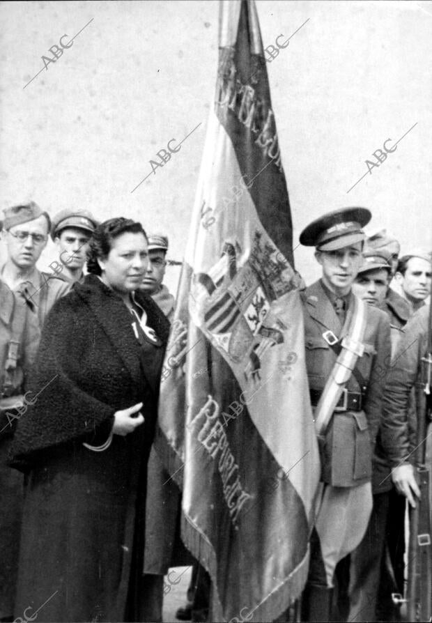 La bandera Fue entregada por la esposa del presidente de la Audiencia, señor...