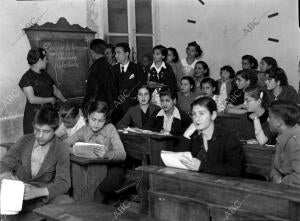Clase de Adultos en una escuela Creada por la secretaría de cultura de la...