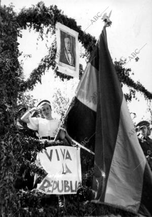 Mujer Madrileña que Entregó, en nombre del socorro rojo Internacional, una...