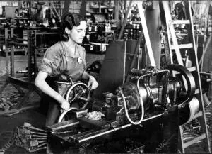 Mujer trabajando en una fábrica