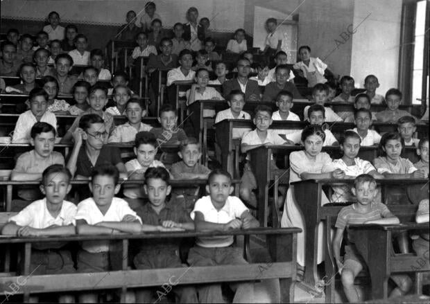 Aula de enseñanza de gramática y Caligrafía, similar A las de Aritmética,...