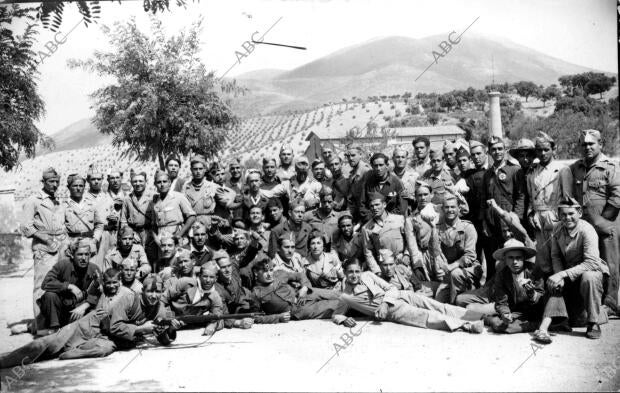 Los Milicianos del cortijo de las Torres durante un descanso en la Lucha