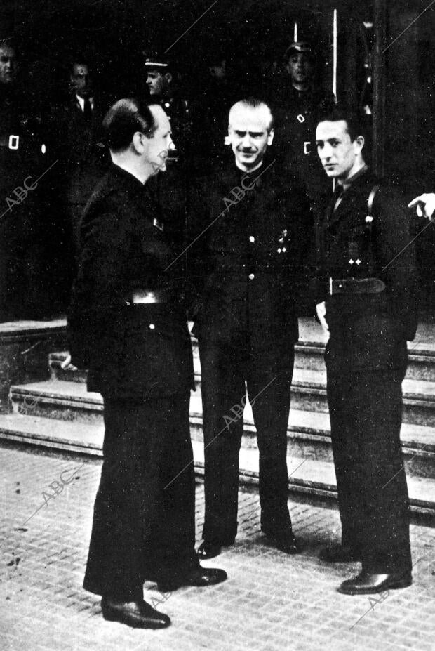 Ramón Serrano Suñer Conversando con Raimundo Fernández cuesta y