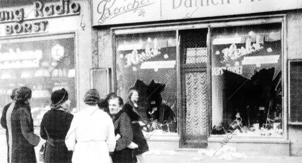 Los Berlineses Supervisan los Daños Ocasionados A una tienda la mañana después...