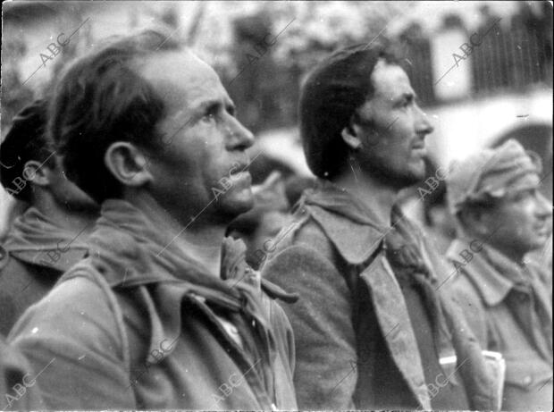 Los Internacionales, en el frente del Ebro, durante el acto de Despedida,...