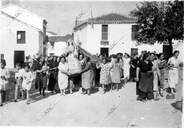 Al ser liberado el pueblo sevillano de El Pedroso, las vecinas sacan en...