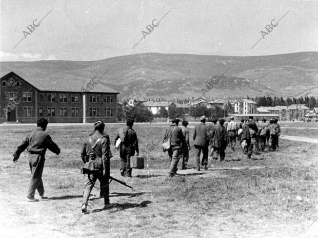 Una cuerda de prisioneros rojos sale de la Constructora Naval de Reinosa