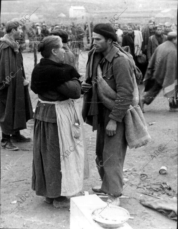 Familiares de prisioneros de la batalla del Ebro en Tarragona