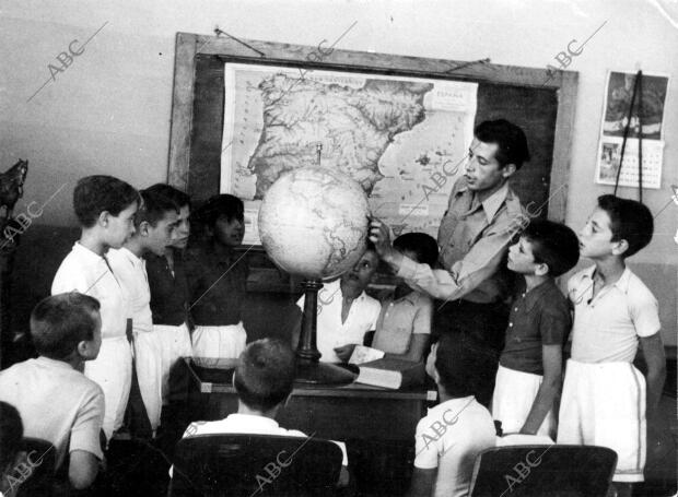 El maestro Sr. Navarro, Rodeado de sus Alumnos, Explicando Nociones de geografía...