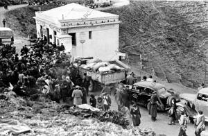 Una multitud de refugiados españoles cruzando la frontera hacia Francia