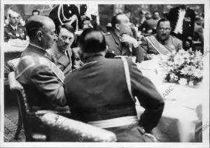 El Führer, con el general Aranda en el almuerzo que Ofreció A la misión militar...
