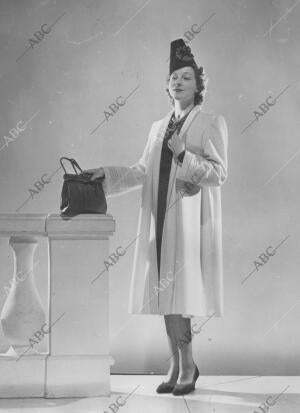 En la Imagen,un abrigo de lana Blanca, modelo de Bruyére 1939