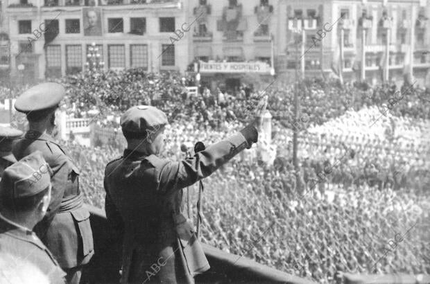 Franco Presidiendo un desfile en Valencia