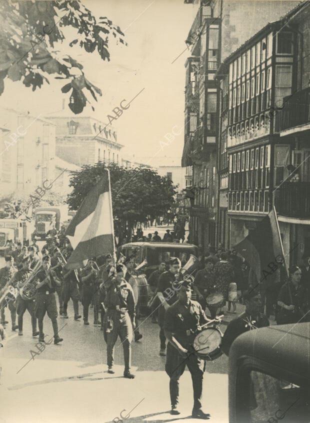 El pueblo de Reinosa recibe a las tropas de Franco con un desfile