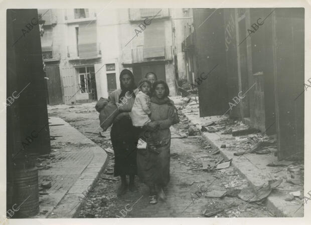 Familia de Tortosa regresando a su hogar