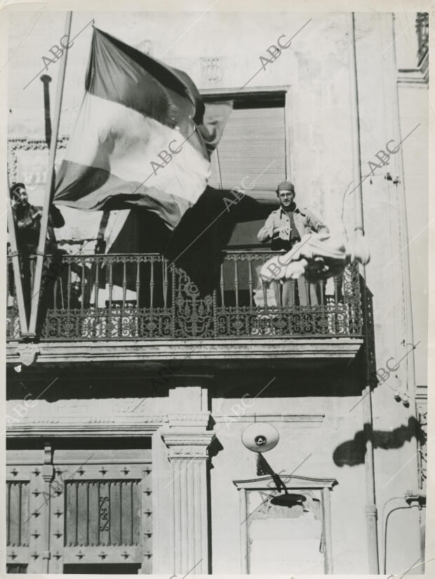 Un soldado de Franco coloca la bandera en el Ayuntamiento de Valls (Tarragona),...