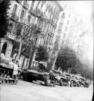 Una compañía nacional de carros de combate llegando a la Gran Vía de Madrid