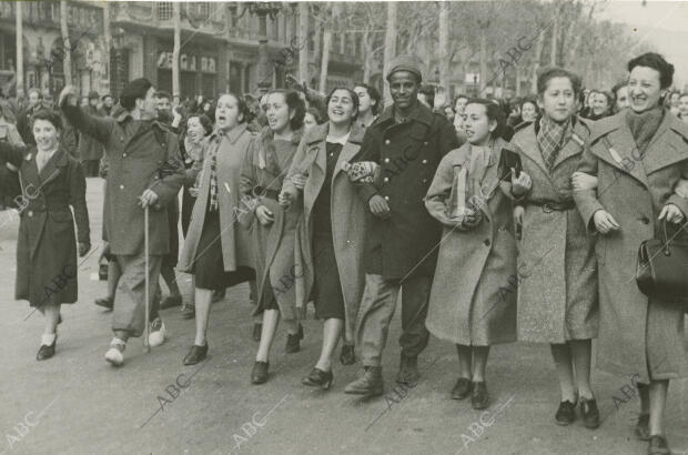 Las tropas nacionales entraban en Barcelona junto a los soldados vencedores, una...