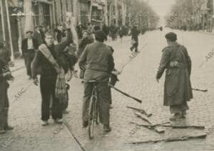 Soldados de Franco recogiendo las armas que los republicanos dejaron en las...