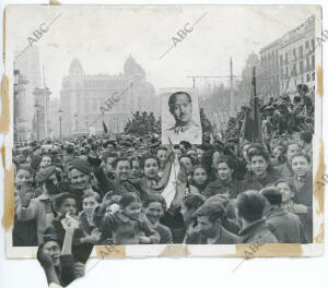 Fotomontaje que muestra la entrada de las tropas nacionales en Barcelona,...