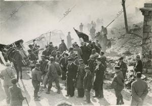 Momento de izar la bandera española en el puesto fronterizo de Portbou